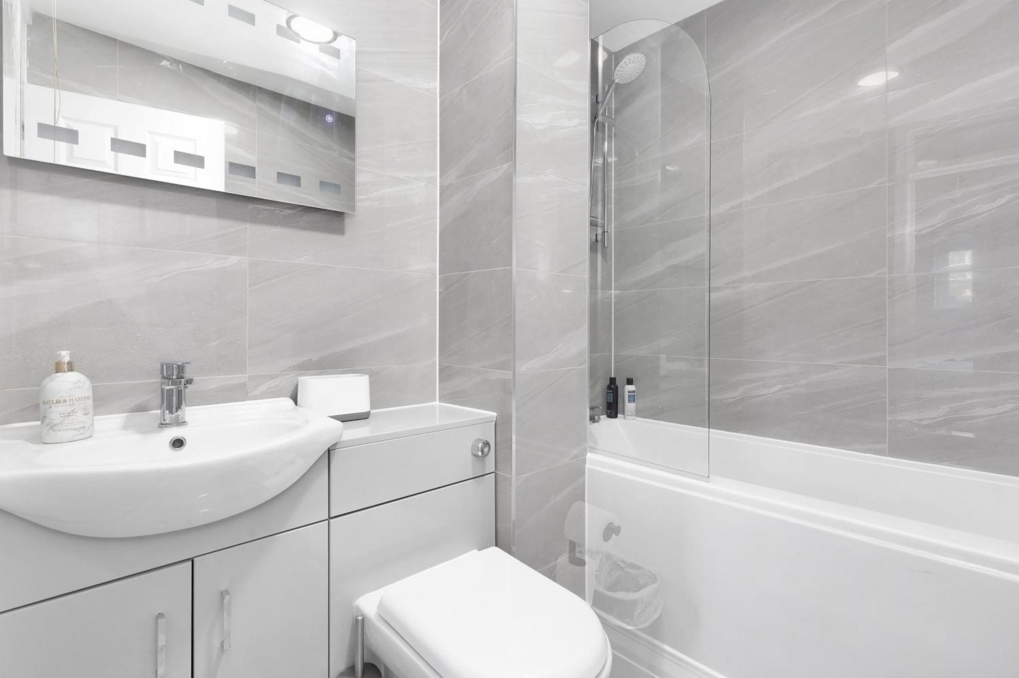 Waterside 4 Bed Apartment Londra Esterno foto